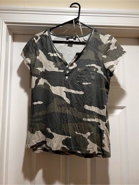 VENUS Camo Short Sleeve Henley Top in Green and Tan